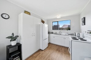 ثلاجة، ميكروويف، محمصة خبز، مستلزمات طهي/أطباق/أوعية