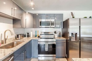 Køleskab, mikrobølgeovn, ovn, kogeplade