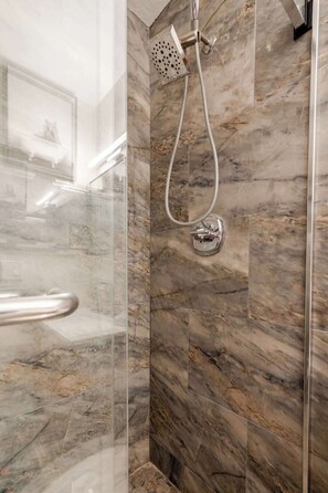 Dusche, Haartrockner, Handtücher, Shampoo