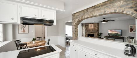 電子レンジ、オーブン、コンロ、食器洗い機