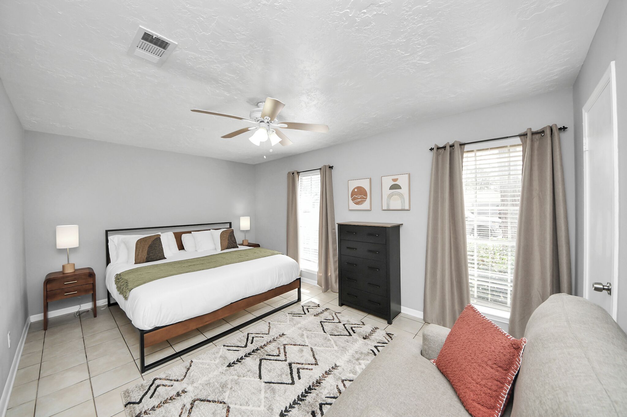 3 bedrooms, iron/ironing board, WiFi, bed sheets