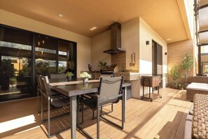 Outdoor dining - Luxurious 4-Suite Retreat near Disney (Kissimmee)