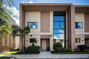 Exterior - Luxurious 4-Suite Retreat near Disney (Kissimmee)