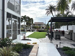 Outdoor dining - Bahia Tide • Lower Unit • New Intro Pricing • Pool • Steps to Beach (Fort Myers Beach)
