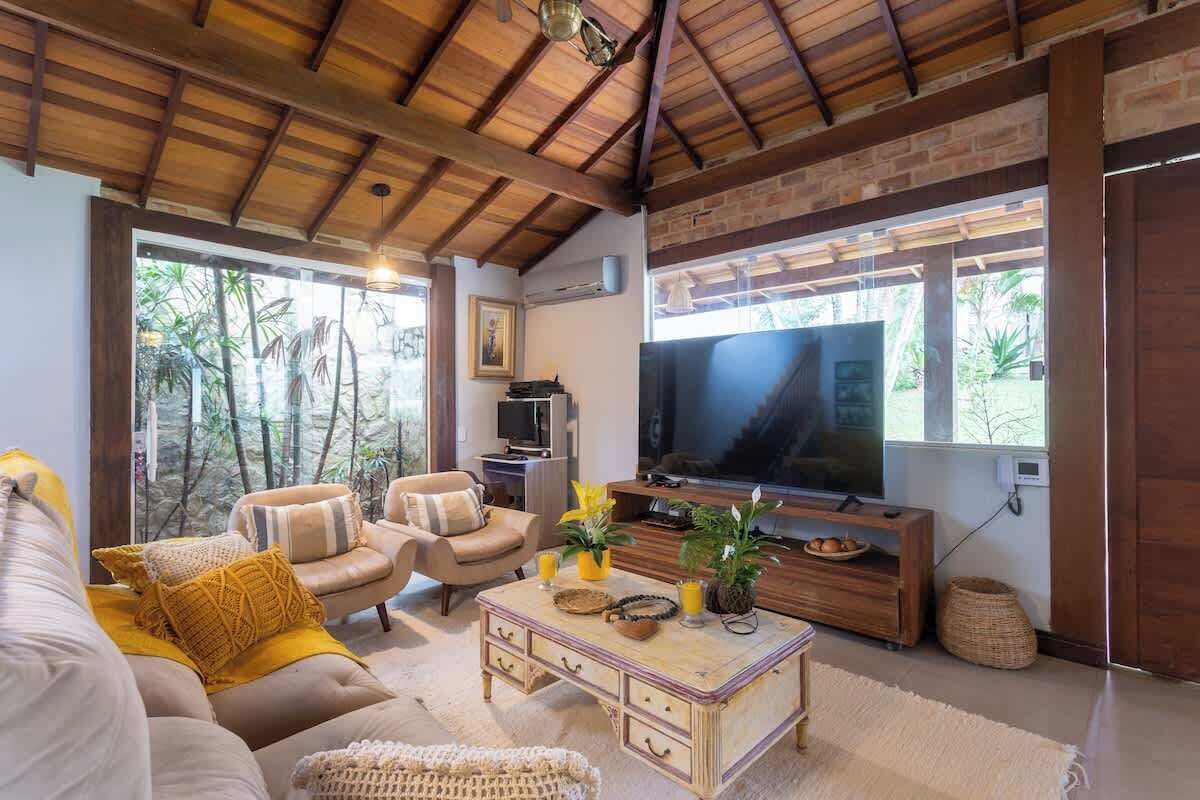 Televisión y oficina 