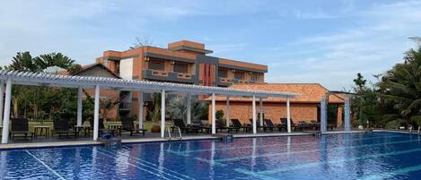 Una piscina al aire libre