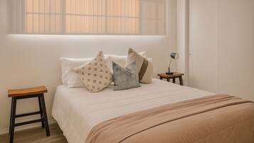 2 quartos, ferros/tábuas de passar roupa, acesso à internet