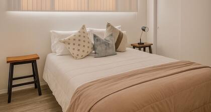 Bright & cozy modern space near Downtown.