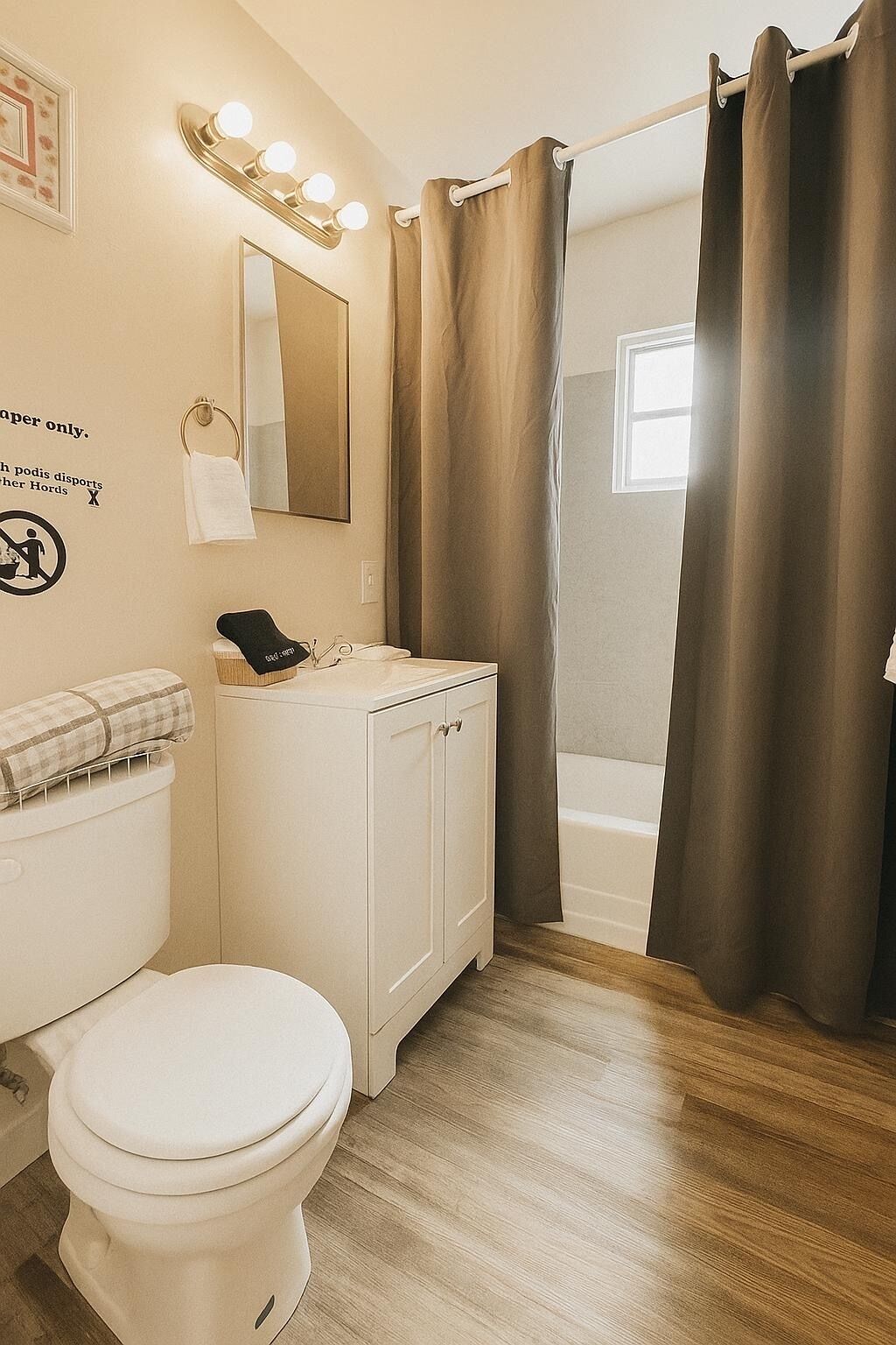 Haartrockner, Handtücher, Seife, Toilettenpapier