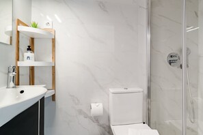 Dusche, Haartrockner, Handtücher