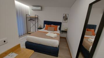 Tabla de planchar con plancha, wifi y ropa de cama