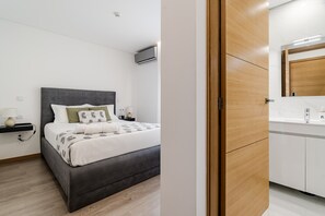 1 dormitorio, tabla de planchar con plancha, wifi y ropa de cama