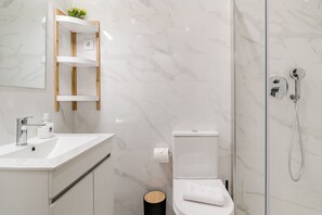Shower, hair dryer, towels