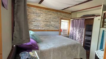 1 bedroom, bed sheets