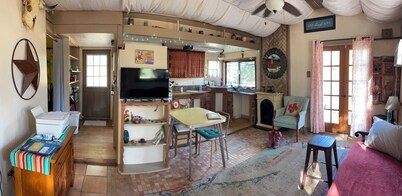 Out in the country! Tranquil cabin in Leon County. Cute converted Goat Shed!!!