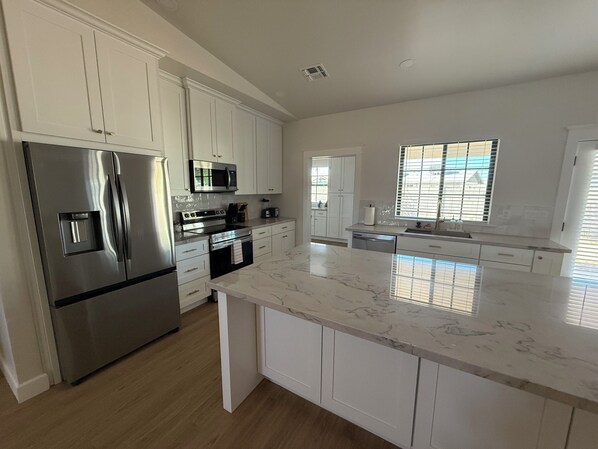 Private kitchen - Newly Remodeled Chandler Gem — Stylish 3 Bed, 2 Bath Home Awaits! (Chandler)