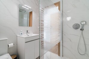 Shower, hair dryer, towels - Room 'Quarto 1' with Shared Garden, Wi-Fi and Air Conditioning (Braga)