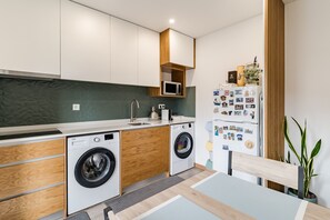 Fridge, microwave, stovetop, electric kettle - Room 'Quarto 1' with Shared Garden, Wi-Fi and Air Conditioning (Braga)