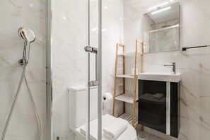 Shower, hair dryer, towels