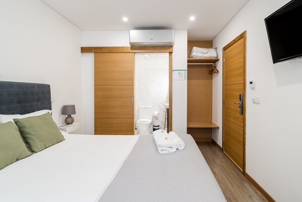 1 dormitorio, tabla de planchar con plancha, wifi y ropa de cama