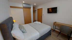 Tabla de planchar con plancha, wifi y ropa de cama