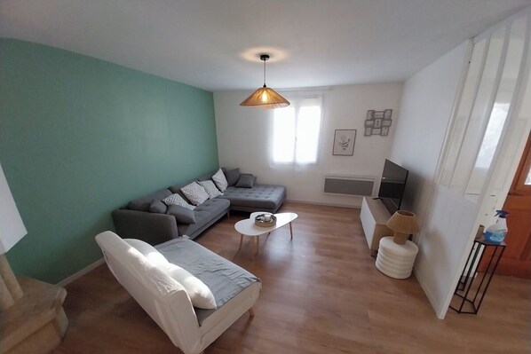 Living area - House for 8 people, 20 minutes from Dysney, 30 minutes from Parc Asterix and close to CDG airport (Le Pin)