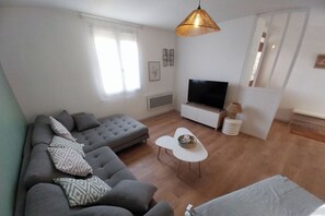 Living area - House for 8 people, 20 minutes from Dysney, 30 minutes from Parc Asterix and close to CDG airport (Le Pin)