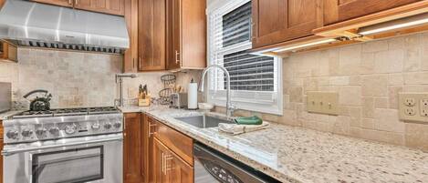 Køleskab, mikrobølgeovn, ovn, kogeplade