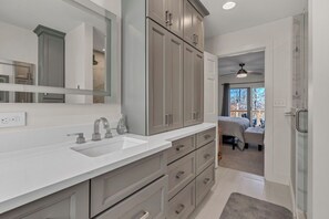 3 soverom, strykejern/-brett, reiseseng for barn og wi-fi (inkludert)