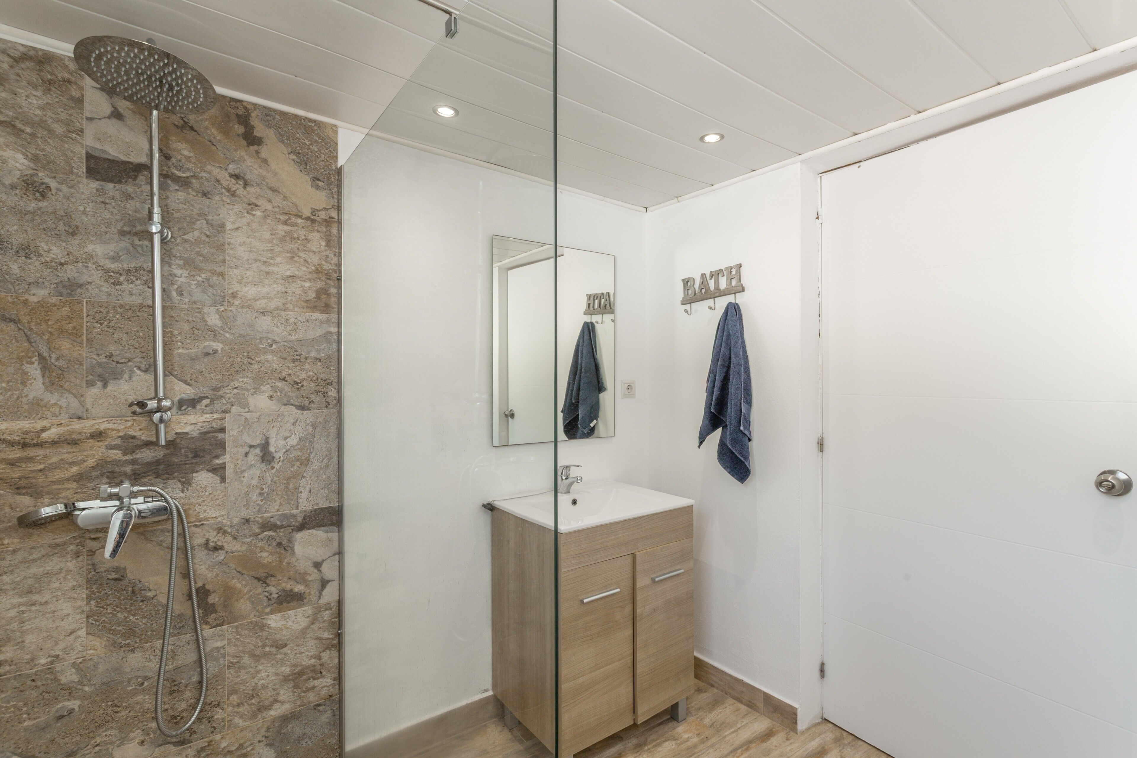 Een douche, handdoeken