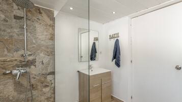 Een douche, handdoeken