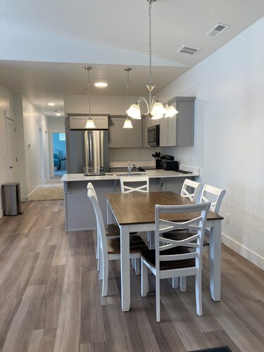 Lovely 3 BR Condo w/ Vaulted ceilings, Near Hot Springs & Utah Lake - 30 day min