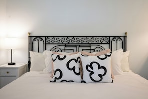 Hus - udsigt til gårdsplads | Mørklægningsgardiner, strygejern/strygebræt, gratis Wi-Fi