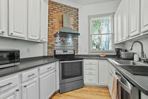 Hus - udsigt til gårdsplads | Privat køkken