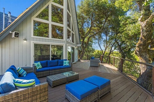 Riverfront Escape in North Alexander Vly, 3BR/2BA, hot tub, bbq, bocce ball