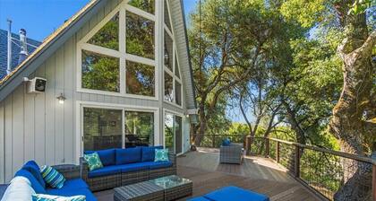 Riverfront Escape in North Alexander Vly, 3BR/2BA, hot tub, bbq, bocce ball