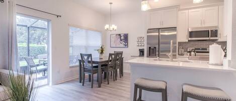 Een koelkast, een kookplaat