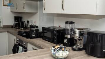 Frigorífico, microondas, horno y placa de cocina