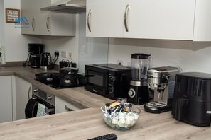 Fridge, microwave, oven, stovetop - Pines Villa No.14, New 3BR,Parking + EV, Sleeps 10 (West Northamptonshire)