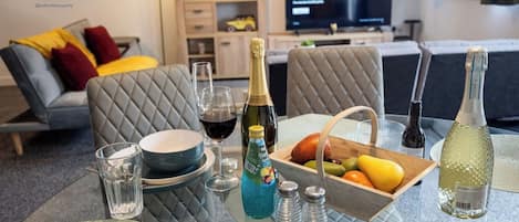 تلفزيون، مدفأة، ألعاب فيديو، مشغل دي في دي