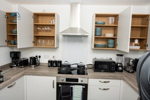 Kühlschrank, Mikrowelle, Ofen, Herdplatte
