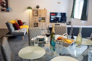 Een televisie, een open haard, videogames en een dvd-speler