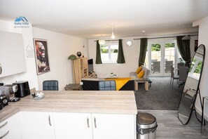 Interior - Pines Villa No.14, New 3BR,Parking + EV, Sleeps 10 (West Northamptonshire)