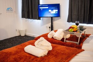 Iron/ironing board, free WiFi, bed sheets - Pines Villa No.14, New 3BR,Parking + EV, Sleeps 10 (West Northamptonshire)