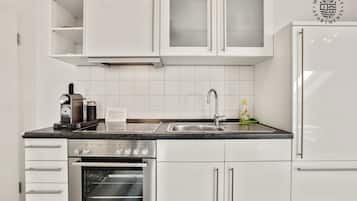 Deluxe Apartment | Private kitchen | Full-size fridge, oven, stovetop, toaster