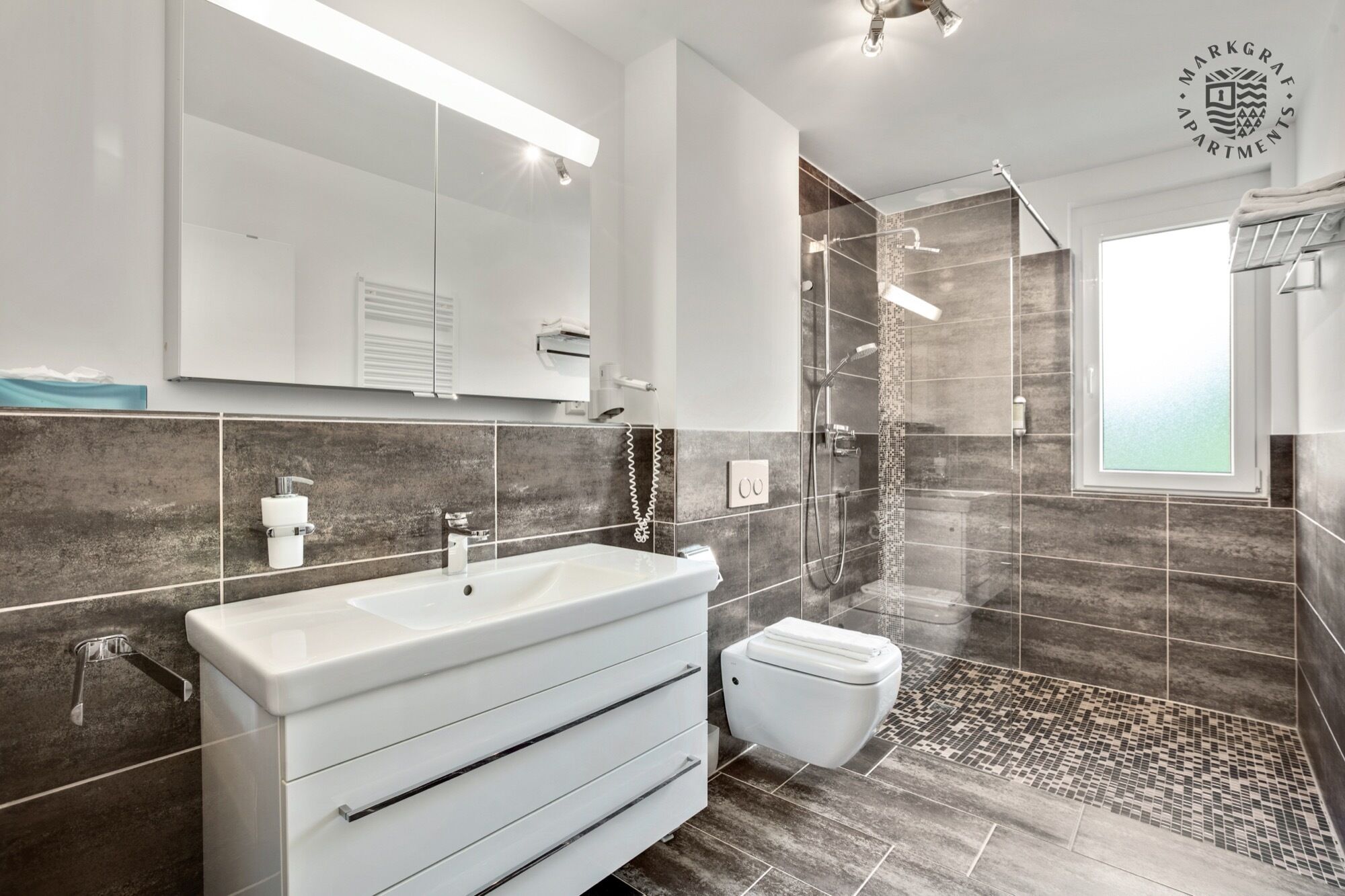 Deluxe Apartment | Bathroom | Shower, hair dryer, towels, toilet paper