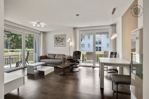 Deluxe Apartment | Ruang tamu | 90 cm televisyen skrin rata dengan kabel