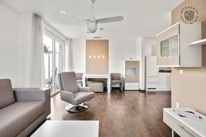 Deluxe-Apartment | Wohnbereich | 90-cm-Flachbildfernseher mit Kabelempfang