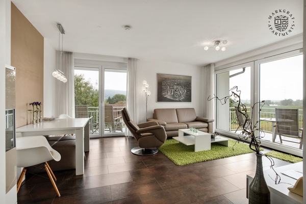 Deluxe-Apartment | Wohnbereich | 90-cm-Flachbildfernseher mit Kabelempfang