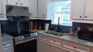 Private kitchen - Lovely 2-bedroom house with AC in vibrant Houston (Houston)